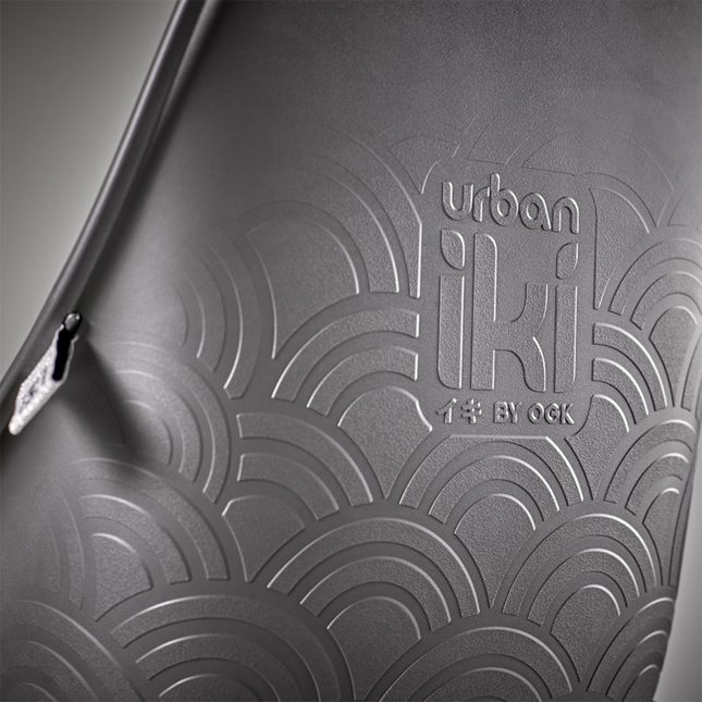 Lastenistuin edessä URBAN IKI Ta-ke, Bincho Black/Kurumi Brown