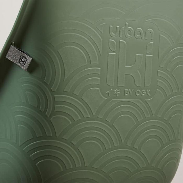 Lastenistuin edessä URBAN IKI Ta-ke, Icho Green/Bincho Black
