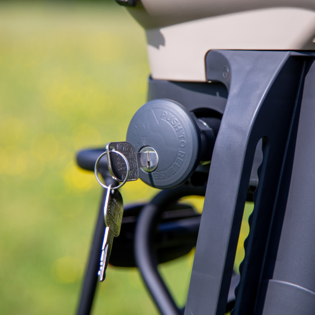 Lastenistuin tavaratelineeseen URBAN IKI Ta-ke Easy Fix, Bincho Black/Bincho Black